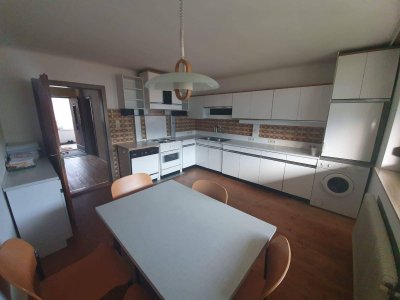 geräumige Zweizimmerwohnung mit großer Wohnküche, WG geeignet, auch Zimmermiete möglich