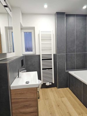 Modernisierte Wohnung mit zwei Zimmern, einer separaten Küche und einem Bad