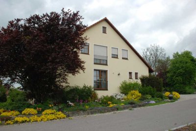 Schöne 3,5-Zimmer-Loft-Wohnung mit gehobener Innenausstattung mit EBK in Gebsattel für Single/Paar