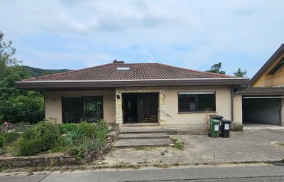 ~~ BUNGALOW MIT ZWEI GARAGEN UND GARTEN IN KLINGENMÜNSTER ~~
