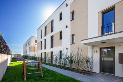 Hochwertige Neubau-Wohnung mit 2 Balkonen, Einbauküche und TG-Stellplatz in Feldrandlage