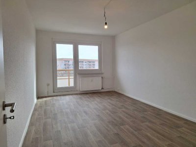 Ab 10.12.2025 // Frisch renoviert // 4-Zimmer mit Wannenbad und Balkon //2 NKM geschenkt!