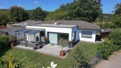 Wohnen, wo andere Urlaub machen – Moderner Bungalow mit Weitblick