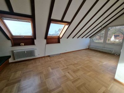 Helle 3-Zi.-Dachgeschosswohnung mit EBK und Garage