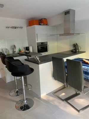 Offen gestaltete, möblierte und modernisierte 2-Zimmerwohnung mit eigener Terrasse/Garten