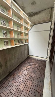 Frisch renoviert & teilmöbliert – helles Apartment mit Balkon in zentraler Lage