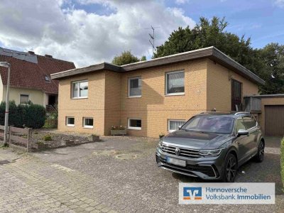 Großburgwedel: Unterkellerter Flachdachbungalow in bester Lage