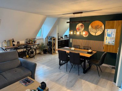 helle 4-Zimmer-Dachgeschoss-Wohnung, ohne Balkon mit Gartenanteil