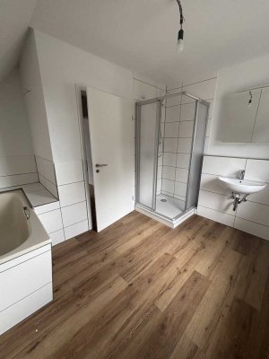 Erstbezug nach Sanierung mit Einbauküche: Geschmackvolle 3-Zimmer-DG-Wohnung in Swisttal