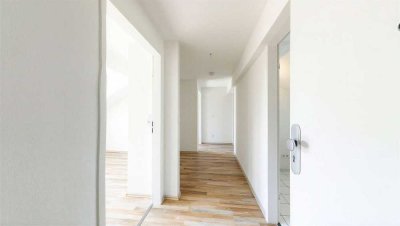 Charmante Dachgeschosswohnung: Helle 2 Zimmer + Garage