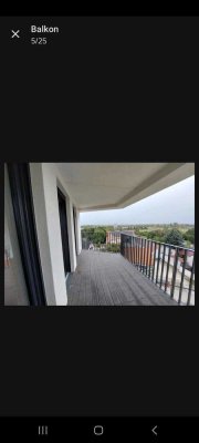 Neuwertige Wohnung mit zwei Zimmern sowie Balkon und EBK in Schönefeld