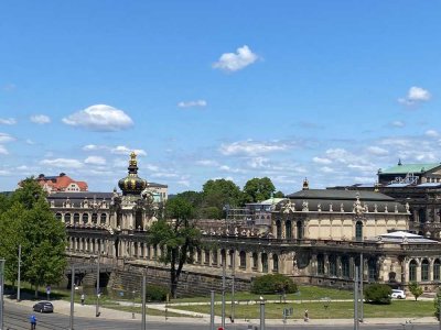 * Blick zum Zwinger - Balkon zum grünten Hochgarten  im Innenhof - ID 4493 *