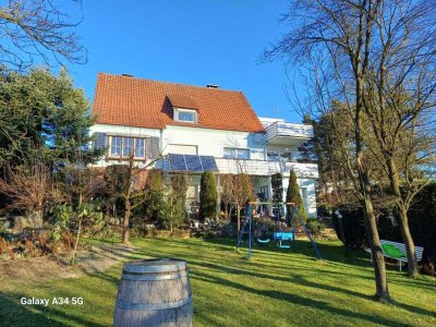 Ein- bis Zweifamilienhaus mit traumhafter Hanglage