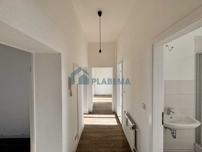 Komplett renovierte 3 Zimmer- Wohnung, Einbauküche, Waschmaschine, Uni-nah
