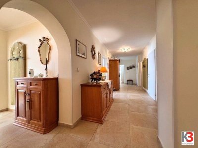 K3! Lebenswertes Bergheim! Traumhafte, hochwertig sanierte Dreizimmerwohnung inklusive Terrasse sowie Carport und Stellplatz!