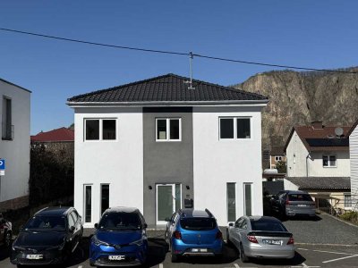 PREISWERTES EINFAMILIENHAUS MIT BLICK AUF DEN ROTENFELS – BAUJAHR 2021 | TERRASSE | EBK | MÖBLIERT