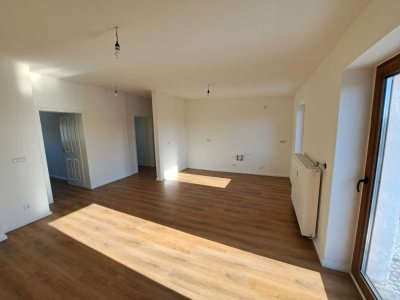Erstbezug nach Kernsanierung! Wohlfühlwohnung mit Balkon und WP
