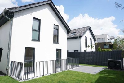 NEUBAU - MODERNE DOPPELHAUSHÄLFTE MIT GARTEN UND 2 STELLPLÄTZEN IM NEUBAUGEBIET
