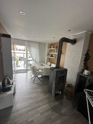 Attraktive Maisonettewohnung mit großer Terrasse und Einbauküche zu vermieten