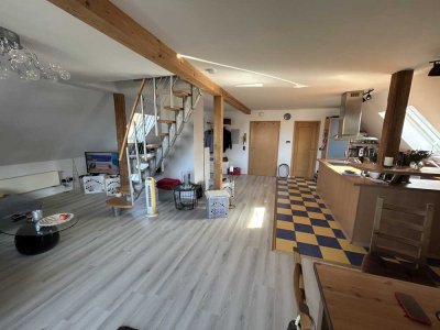 Attraktive und modernisierte 2-Raum-Dachgeschosswohnung mit Balkon und EBK in Schwanstetten