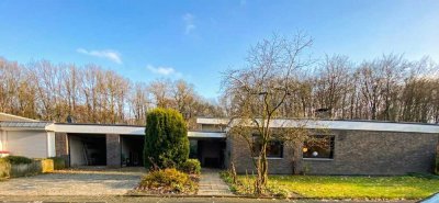 Wohnen am Waldrand: Architekten-Bungalow mit separater Einliegerwohnung und viel Potenzial in Dinsla