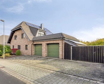 Einfamilienhaus mit Einliegerwohnung, Terrassen, Doppelgarage, Stellplätzen und Garten