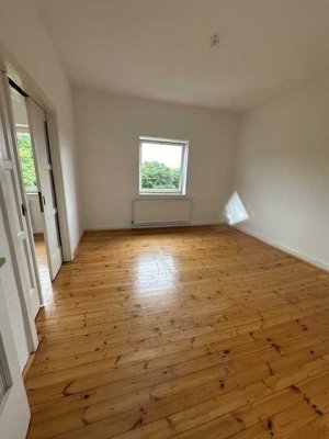 Linden-Mitte - Dielenboden, Schiebetür, Wannen-Bad m. Fenster, Balkon