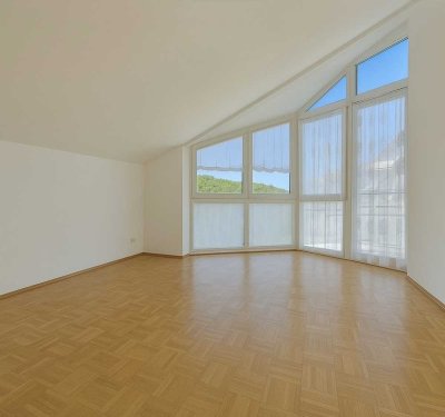 Modernisierte 2,5 Zimmer Wohnung mit EBK und Balkon