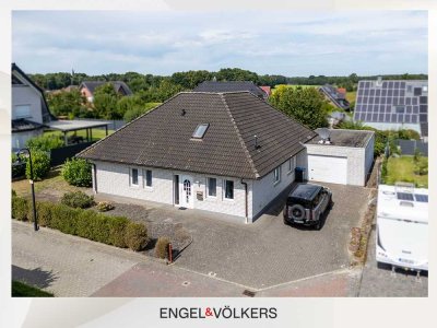 Bungalow mit überdachter Terrasse, Werkstatt & Ausbaureserve im Dachgeschoss
