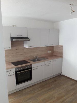 Kompakte Wohnung mit großer Terrasse, Parkplatz und Kellerabteil zu vermieten
