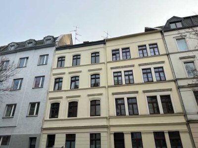 Altbau mit Wohnküche und hohen Decken