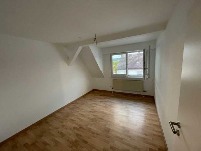 Sanierte 3-Zimmer-Maisonette-Wohnung in Neckarhausen mit EBK und Terrasse
