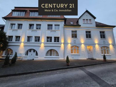 Historisches Anwesen mit 9 Wohnungen, 7 Garagen, Halle & Nebengebäuden