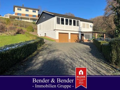 Charmantes Einfamilienhaus mit großem Grundstück, Wintergarten und 2 Garagen!