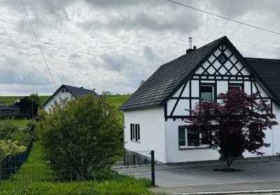 Gepflegtes Objekt mit ländlichem Charme und Baugrundstück von Privat in Lindlar-Horpe