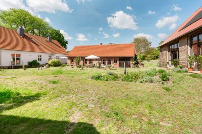 Großer Hof (mit 3 Wohnungen) und Seewiese