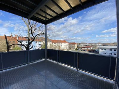 Modern sanierte Zwei-Raum-Wohnung mit großem Balkon und Pkw-Stellplatz