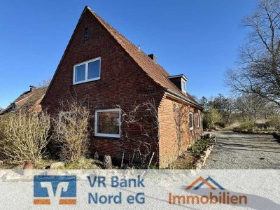 Sanierungsbedürftiges Einfamilienhaus mit großen Grundstück in Sackgassenlage