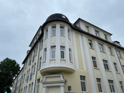 Stilvoll Wohnen unterm Dach – denkmalgeschützte, vermietete 3-Zimmer-Wohnung in Oelsnitz