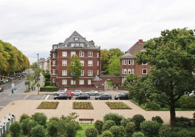 Herrschaftliche 6 Zimmer Altbauwohnung in erster Rheinlage auf der Cecilienallee!