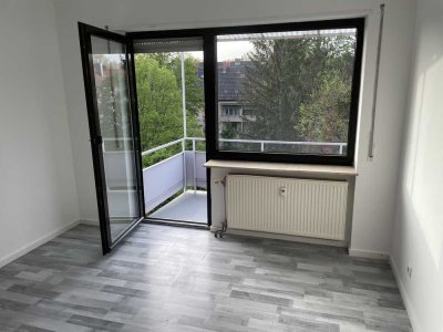 Vollständig renovierte 2-Raum-Wohnung mit Balkon und Einbauküche in Ludwigshafen