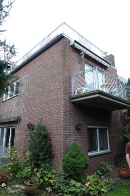 Attraktive 2,5-Zimmer-DG-Maisonette-Wohnung m großer Dachterrasse, EBK & maßgefert. Einbauschränken