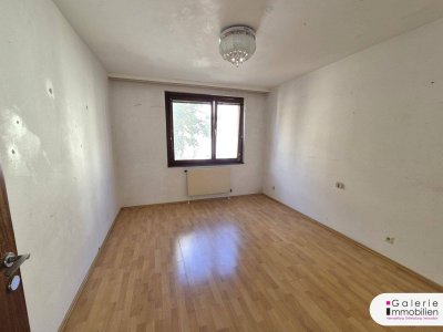 Sonnige und helle 3-Zimmer-Neubauwohnung mit Loggia inkl. Stellplatz - Sanierungsbedarf