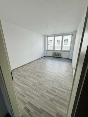Vollst. renovierte 2-Zimmer Wohnung mit Aufzug in Schlossnähe