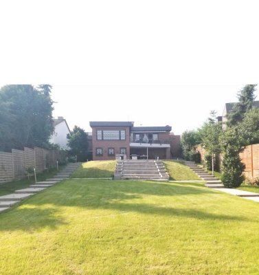 Großzügiges Wohnhaus mit großem Sonnengarten in ruhiger Lage !