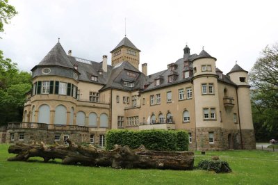 Dachgeschoss im Denkmal – stilvolles Wohnen im Parkareal