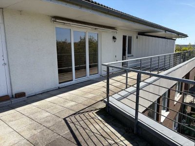 2 Zimmern Dachgeschosswohnung mit 23,5 qm Dachterasse von Privat