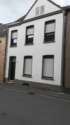 POTENZIAL !!! Geräumiges Stadthaus mit Sanierungsbedarf, GS bis zum Ostwall  mit möglicher Bebauung