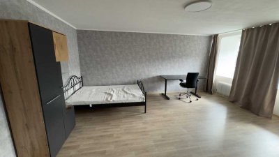 Möbliertes WG-Zimmer mit Schwimmbad
