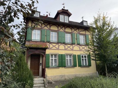 1-Zimmer-Altbaujuwel mit Sichtbalken und Gartenzugang